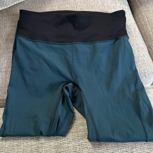 Women’s lululemon cropped turquoise leggings size 8